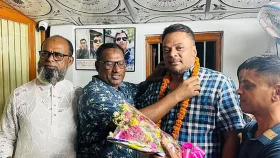 বিএনপি নেতাকে মালা পরানো সেই পুলিশ কর্মকর্তাকে গোপালগঞ্জে বদলি