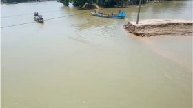 সড়ক পার হওয়ার সময় গর্তে ডুবে যাওয়া মা-মেয়ের লাশ ভেসে উঠলো হাওরে