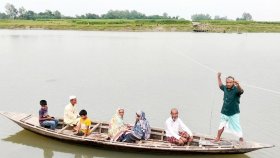 আজও রশি টেনে ডিঙিতে পারাপার, ভোগান্তিতে বাঙালি নদীপারের মানুষ