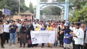 শিক্ষা উপদেষ্টা ও সচিবের পদত্যাগ দাবিতে যশোরে ডিসির কার্যালয় ঘেরাও