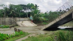 কাজ ভালো না হওয়ায় ভেঙে ফেললো সাড়ে ৫ কোটি টাকার সেতুর ত্রুটিপূর্ণ অংশ