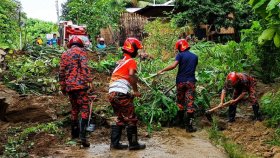 সাজেক সড়কে পাহাড় ধসে যোগাযোগ বন্ধ, আটকা পড়েছেন ৪২৫ পর্যটক