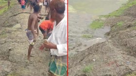 কপোতাক্ষ নদের বেড়িবাঁধে ফাটল, আতঙ্কে এলাকাবাসী