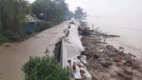 মেঘনার ভাঙনে বেড়িবাঁধ ক্ষতিগ্রস্ত, আতঙ্কে হাজার হাজার পরিবার
