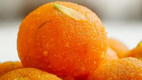 মজাদার এই লাড্ডু বানিয়ে ফেলা যায় বেসন দিয়ে