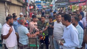 সড়কে গ্যাস সিলিন্ডার রেখে ব্যবসার দায়ে জরিমানা গুনলেন ব্যবসায়ী