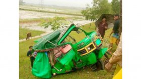 অটোরিকশাকে ধাক্কা দিয়ে টেনে নিয়ে গেলো ট্রেন, নিহত ৪