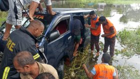 নোয়াখালীতে মাইক্রোবাস খালে পড়ে একই পরিবারের ৭ জন নিহত