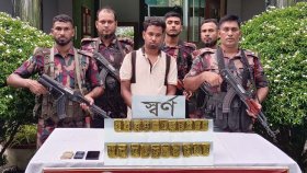 সাড়ে ৩ কোটি টাকার স্বর্ণের বারসহ পাচারকারী আটক