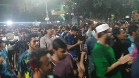 মধ্যরাতে শিক্ষার্থীদের বিক্ষোভে উত্তাল ঢাবি
