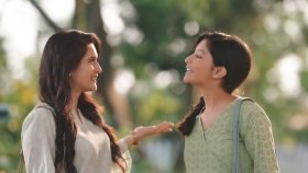 মায়ের হাত ধরে মেয়ের অভিষেক