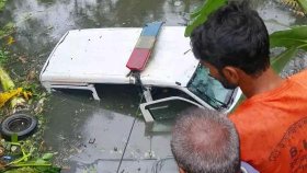 অ্যাম্বুলেন্স নিয়ন্ত্রণ হারিয়ে খাদে পড়ে একজন নিহত
