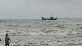 ১১ ঘণ্টা সাগরে ভেসে তীরে ফিরলেন ১০ জেলে