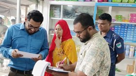 ফার্মেসি ও সার বিক্রেতাকে ৫০ হাজার টাকা জরিমানা