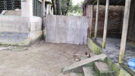ঈশ্বরগঞ্জে চলাচলের রাস্তায় ইট-টিনের বেড়া, বিপাকে পাঁচ পরিবারসহ শিক্ষার্থীরা