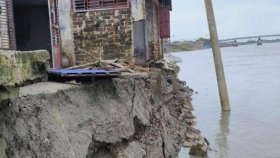আশাশুনিতে নদীভাঙনে হুমকির মুখে মসজিদ-মাদ্রাসা, আতঙ্কে শতাধিক পরিবার