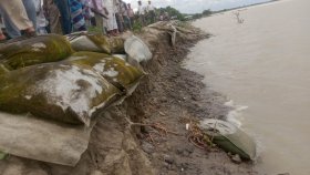 বাঁধ ভেঙে প্লাবন আতঙ্কে পাইকগাছার ১৩ গ্রামের ১৫ হাজার মানুষ