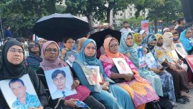 ‘মায়ের ডাক’র মানববন্ধন থেকে ১১ দাবি