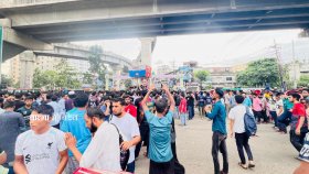 ঢাকায় হামলার প্রতিবাদে চট্টগ্রামে প্রকৌশল শিক্ষার্থীদের সড়ক অবরোধ, বিক্ষোভ