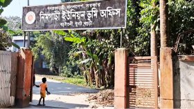 উচ্ছেদ অভিযানে যাওয়া ভূমি কর্মকর্তাকে আটকে রেখে স্ট্যাম্পে সই নিয়েছে দখলদাররা