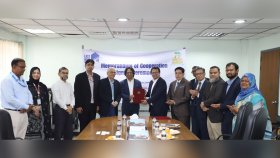 ইস্ট ওয়েস্ট ইউনিভার্সিটি ও ঢাকা চেম্বারের মধ্যে পেশাদার কোর্স চালুর জন্য চুক্তি স্বাক্ষর