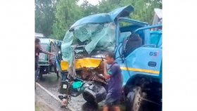 বাসের সঙ্গে সংঘর্ষে প্রাণ গেলো পিকআপ চালকের