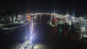নদীর বুকে যেন এক টুকরো শহর