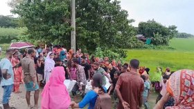 ট্রেনের ধাক্কায় ৫০০ মিটার দূরে গিয়ে পড়ে অটোরিকশা, দুই জন নিহত