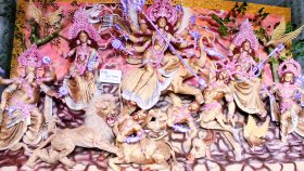 ধানের পর সাতক্ষীরার কলারোয়ায় এবার পাট দিয়ে দুর্গা প্রতিমা