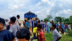 অবৈধ রেলক্রসিং বন্ধে বাধা, ব্রাহ্মণবাড়িয়ায় ট্রেন থামিয়ে বিক্ষোভ
