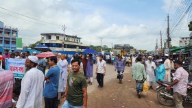 ঝিনাইদহে জমির ন্যায্যমূল্যের দাবিতে ক্ষতিগ্রস্তদের মহাসড়ক অবরোধ