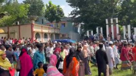 ১০ টাকায় ইলিশ বিতরণ করতে এসে ‘মাফ চেয়ে’ এলাকা ছাড়লেন এমপি প্রার্থী