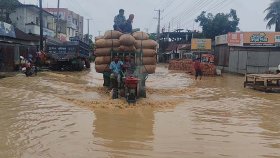 মহারশি নদীর বাঁধ ভেঙে লোকালয়ে ঢুকলো পানি