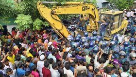 খুলনায় বাস্তুহারা কলোনিতে উচ্ছেদ অভিযান স্থগিত, সংঘর্ষে ওসিসহ আহত ৩০