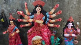 তুলির আঁচড়ে সাজছে প্রতিমা, অপেক্ষা মণ্ডপে তোলার