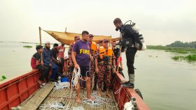 বাল্কহেডের ধাক্কায় মেঘনায় ট্রলারডুবি, জেলে নিখোঁজ