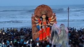 কক্সবাজার সৈকতে প্রতিমা বিসর্জনে পর্যটকের ঢল, তিন স্তরের নিরাপত্তাব্যবস্থা