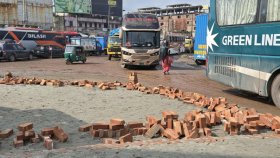 উপদেষ্টা আসছেন বলে চলছে অস্থায়ী সংস্কার, ঢাকা-সিলেট মহাসড়কে তীব্র যানজট