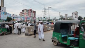 বাসচাপায় হেফাজত নেতা নিহত, দুই মহাসড়ক অবরোধ করে বিক্ষোভ