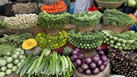 সবজির বাজার চড়া, কমেছে কাঁচা মরিচের দাম