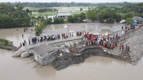 দাকোপে বেড়িবাঁধ ভেঙে ৮ গ্রাম প্লাবিত, খাদ্য ও সুপেয় পানির সংকট