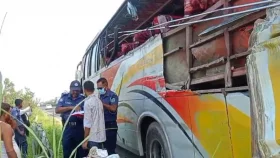 টাঙ্গাইলে বাস-ট্রাক সংঘর্ষে ৩ জন নিহত