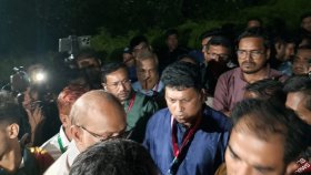 আড়াই ঘণ্টা পর অবরুদ্ধ অবস্থা থেকে মুক্ত চবির উপ-উপাচার্য