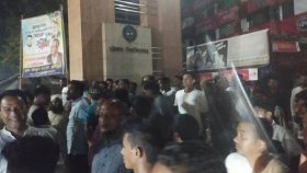 চট্টগ্রাম বিশ্ববিদ্যালয়ের গেটে মুখোমুখি অবস্থানে বিএনপি-ছাত্রদল ও জামায়াত-ছাত্রশিবির