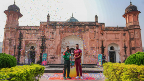 ঐতিহাসিক লালবাগে ট্রফি হাতে হাস্যোজ্জ্বল মিরাজ-হোপ