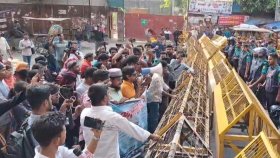 চাকরিপ্রত্যাশী প্রতিবন্ধীদের যমুনা অভিমুখে পদযাত্রায় পুলিশের বাধা