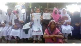 শিশু ধর্ষণের প্রতিবাদ ও অভিযুক্তকে গ্রেফতার দাবিতে সড়ক অবরোধ