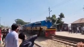 ভৈরব জেলার দাবিতে রেলপথ অবরোধ করে ট্রেনে পাথর নিক্ষেপ