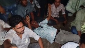 নেতাকে মনোনয়ন না দেওয়ায় রাস্তায় শুয়ে অনুসারীদের বিক্ষোভ