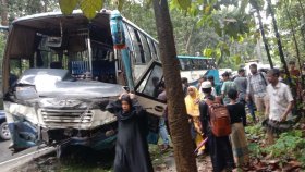 মহাসড়কে বাস-মাইক্রোবাস সংঘর্ষে প্রাণ হারালেন ৫ জন